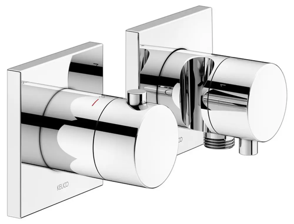 Zwei verchromte Wandarmaturen von Keuco mit runden Bedienknöpfen zur Regulierung von Wasserzufuhr und Temperatur, montiert auf einer quadratischen Wandplatte.